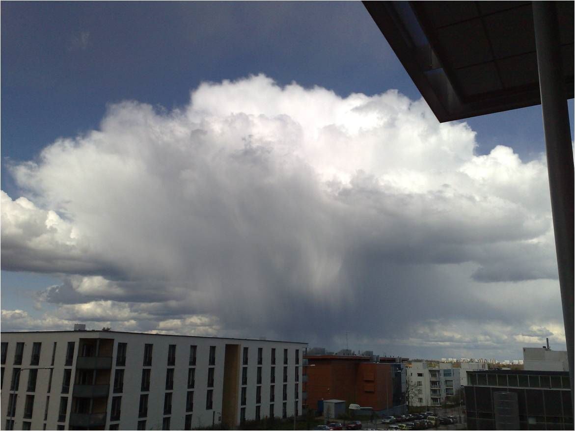 Kuuropilviä taivaalla rakennusten yllä. 