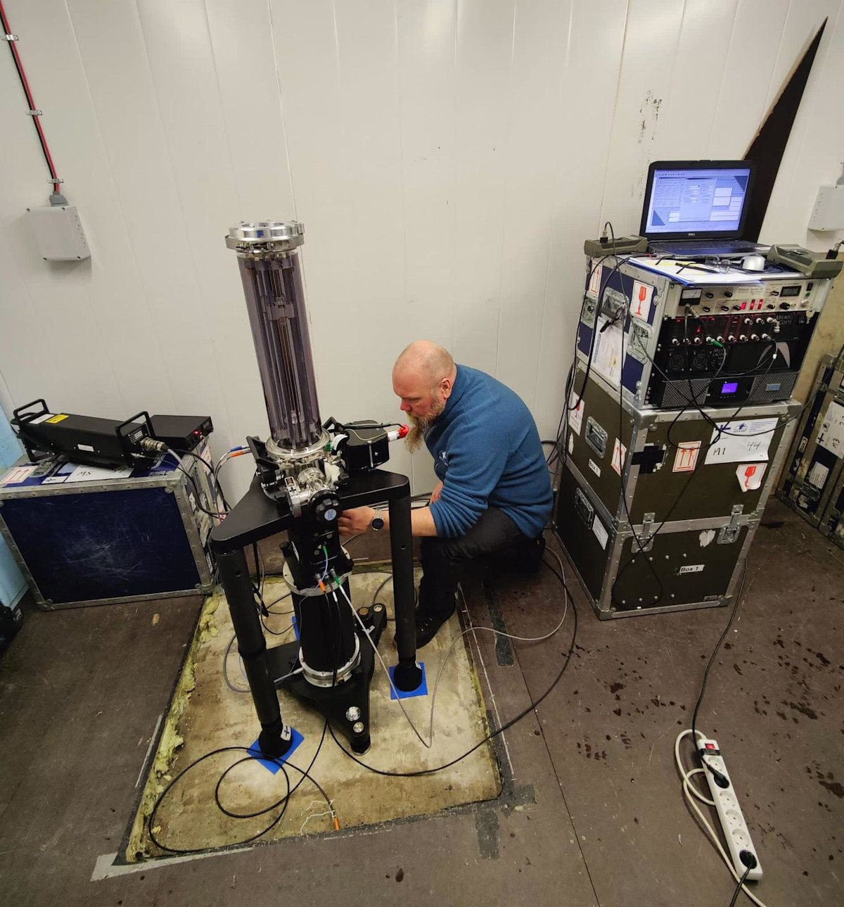 Absoluuttigravimetrimittauksia tutkimuskontissa Aboalla.