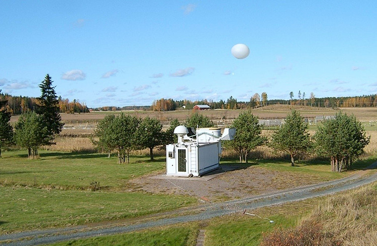Luotauspallo lähtee lentoon automaattiselta luotausasemalta
