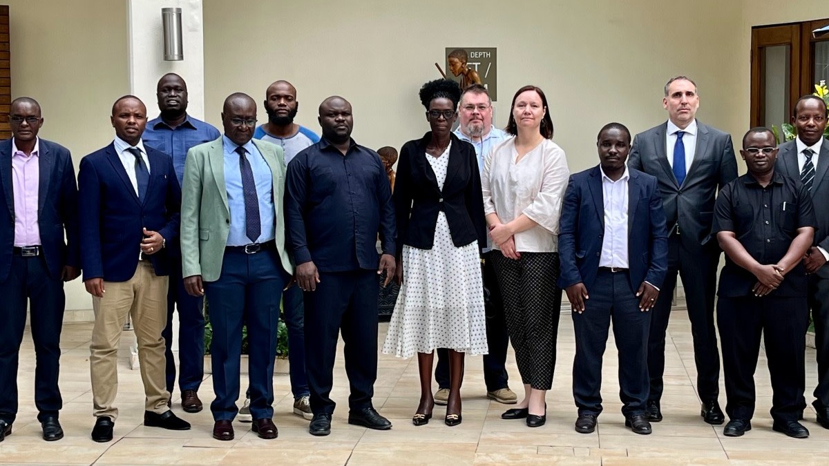 Kuvassa työryhmän jäseniä, 13 henkilöä, rivissä.