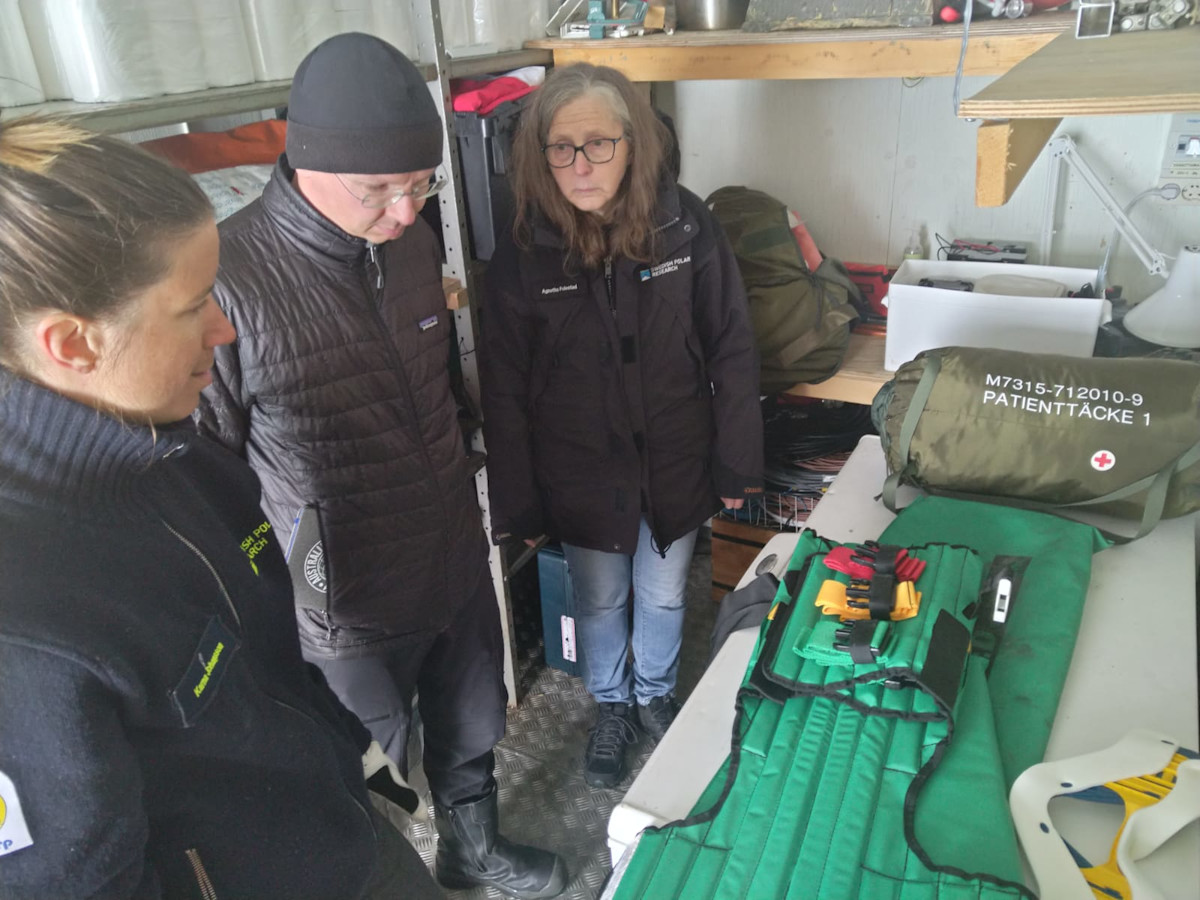 Suomen ja Ruotsin retkikunnan lääkärit tutkivat Ruotsin Wasa -aseman lääkintävarausteita. 