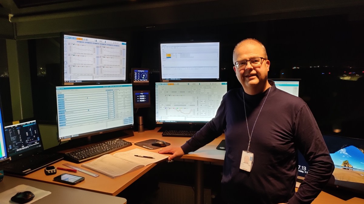 Havainnontekijä monitorien edessä