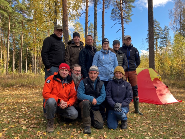 Ryhmäkuva FINNARP 2022 retkikunnasta Tuusulan leirikeskus Metsäpirtissä
