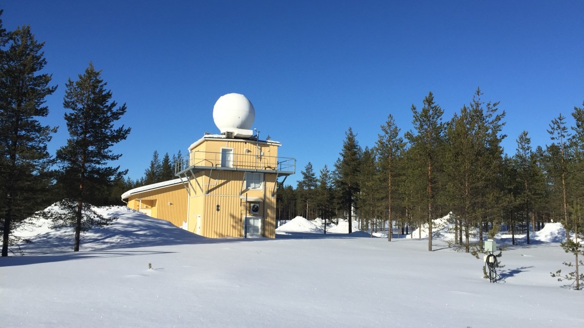 Mittausasema talvisessa maisemassa.