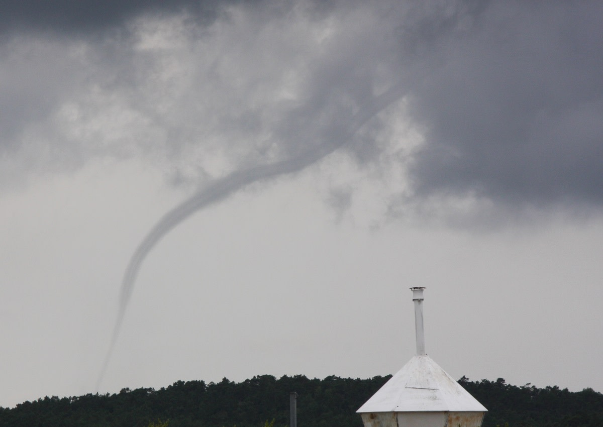 Trombi ulottuu pilvestä hyvin kapeana pyörteenä maahan.