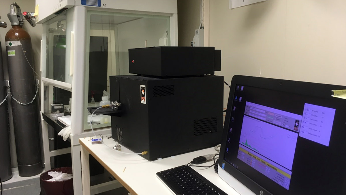 OCEC-analysaattoriin laitetaan näytteet, joista laite analysoi lumi- ja vesinäytteistä löytyvää musta hiiltä.